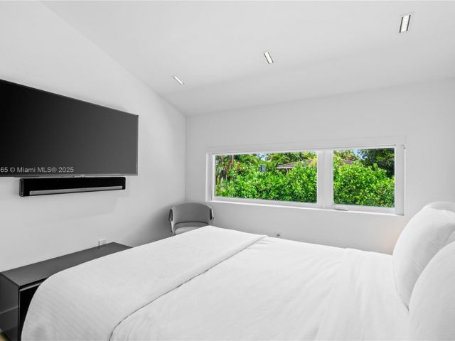 Home for sale at 9033 Emerson Ave - photo 6274089