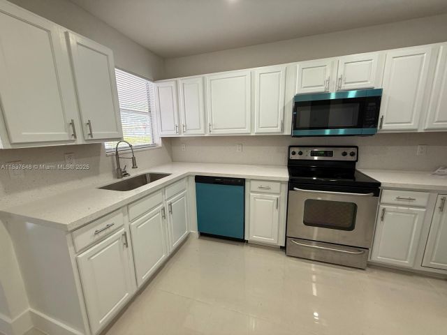 3-bedroom home for rent in Riviera Beach - 1494 W 34th St 0 - MondialRealty