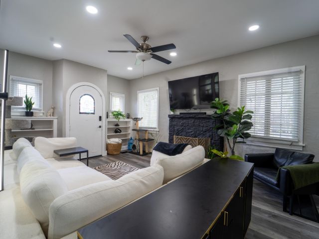 Home for sale at 933 38th Street - photo 6281267