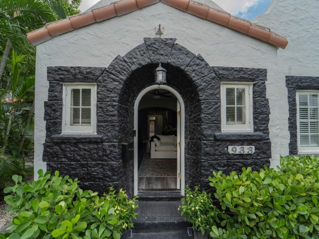 Home for sale at 933 38th Street - photo 6281269