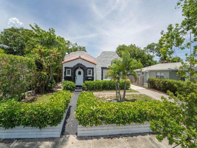 Home for sale at 933 38th Street - photo 6281270