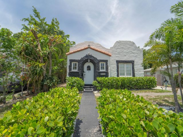 Home for sale at 933 38th Street - photo 6281272