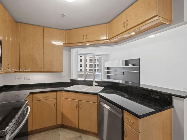 Apartment for sale  Unit #1005 - photo 6284104