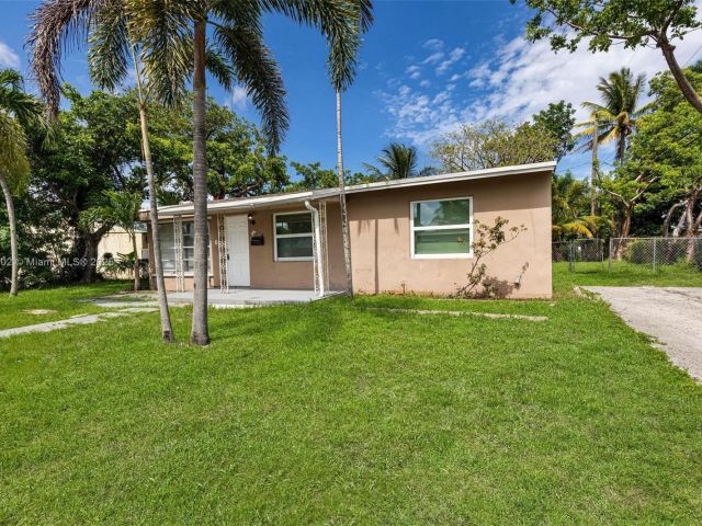 3-bedroom home for sale in Hollywood - 1609 S 23rd Ave - MondialRealty