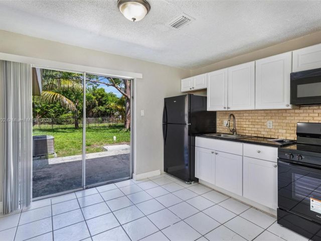 3-bedroom home for sale in Hollywood - 1609 S 23rd Ave - MondialRealty