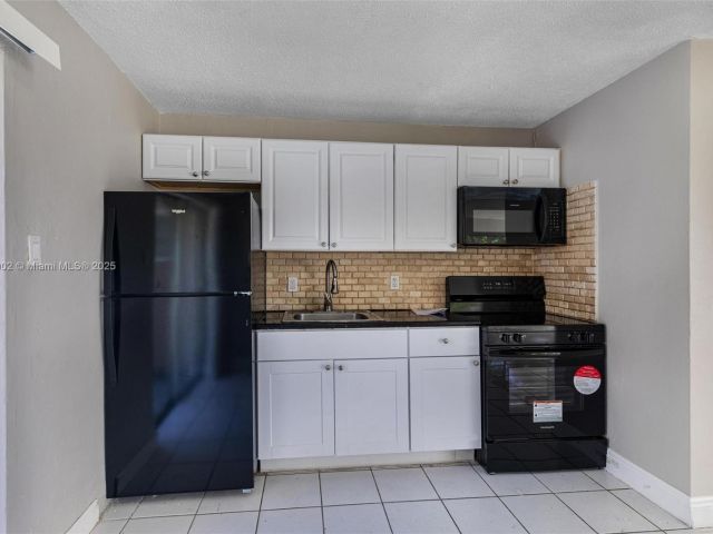 3-bedroom home for sale in Hollywood - 1609 S 23rd Ave - MondialRealty