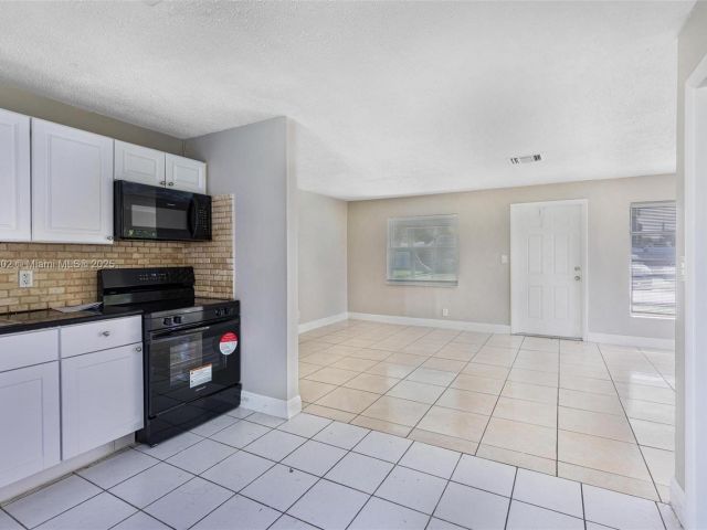 3-bedroom home for sale in Hollywood - 1609 S 23rd Ave - MondialRealty