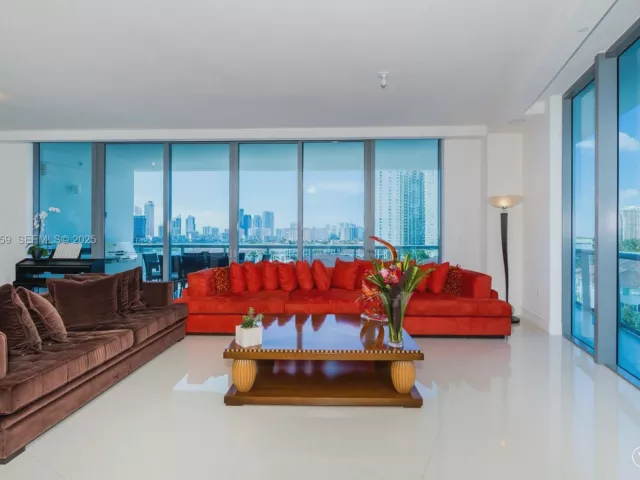 2-bedroom condo for sale in Aventura - 3250 NE 188th St 601 - MondialRealty