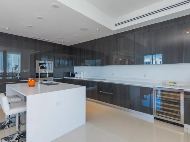 2-bedroom condo for sale in Aventura - 3250 NE 188th St 601 - MondialRealty