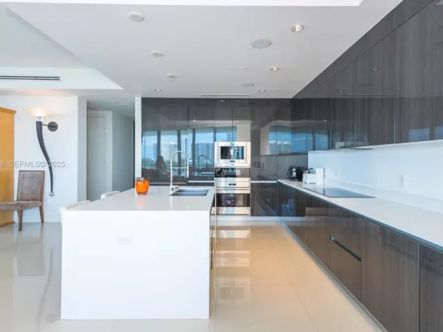 2-bedroom condo for sale in Aventura - 3250 NE 188th St 601 - MondialRealty