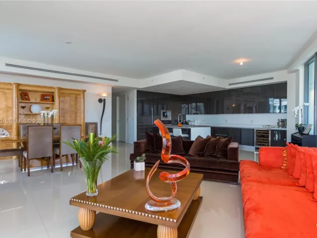 2-bedroom condo for sale in Aventura - 3250 NE 188th St 601 - MondialRealty