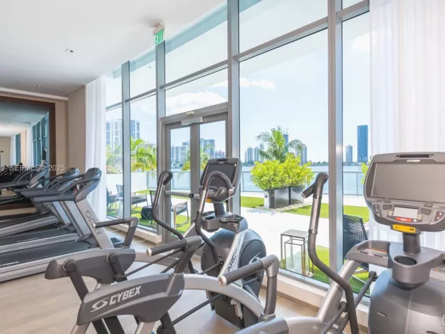 2-bedroom condo for sale in Aventura - 3250 NE 188th St 601 - MondialRealty