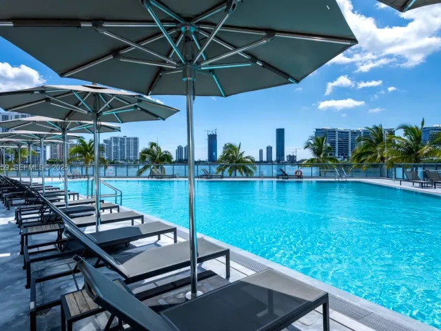 2-bedroom condo for sale in Aventura - 3250 NE 188th St 601 - MondialRealty