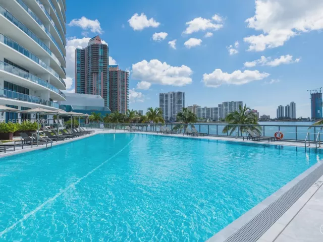 2-bedroom condo for sale in Aventura - 3250 NE 188th St 601 - MondialRealty