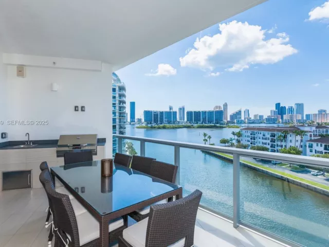 2-bedroom condo for sale in Aventura - 3250 NE 188th St 601 - MondialRealty