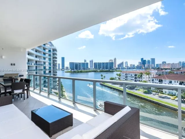 2-bedroom condo for sale in Aventura - 3250 NE 188th St 601 - MondialRealty