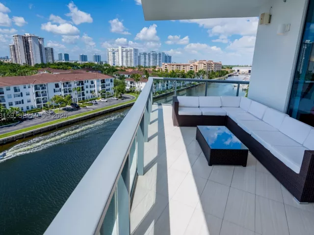 2-bedroom condo for sale in Aventura - 3250 NE 188th St 601 - MondialRealty