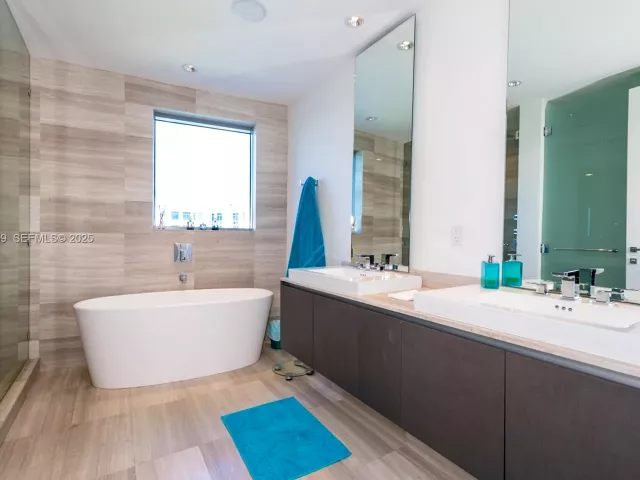 2-bedroom condo for sale in Aventura - 3250 NE 188th St 601 - MondialRealty