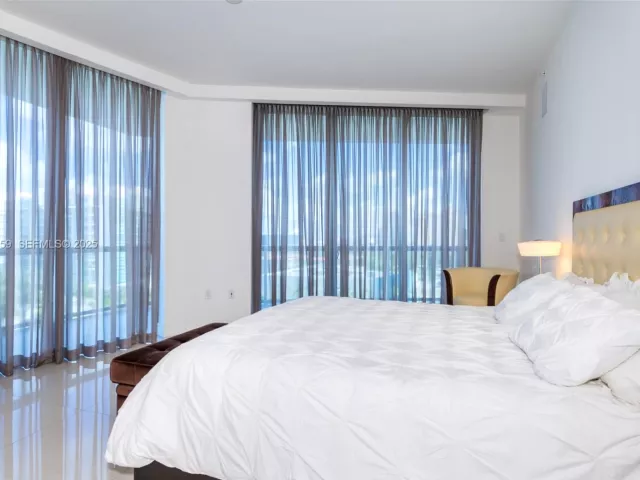 2-bedroom condo for sale in Aventura - 3250 NE 188th St 601 - MondialRealty