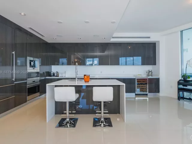 2-bedroom condo for sale in Aventura - 3250 NE 188th St 601 - MondialRealty