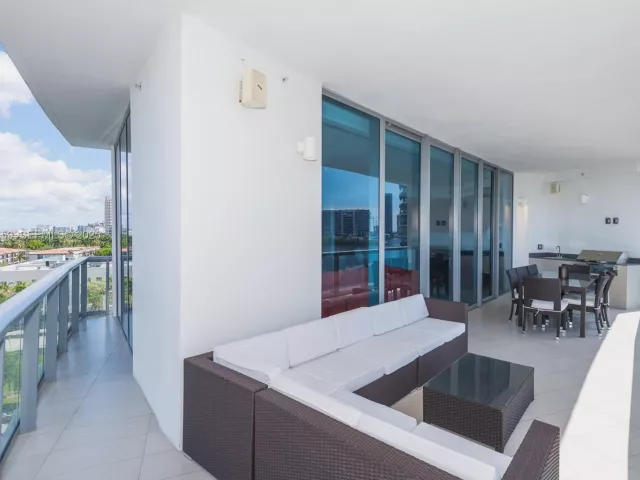 2-bedroom condo for sale in Aventura - 3250 NE 188th St 601 - MondialRealty