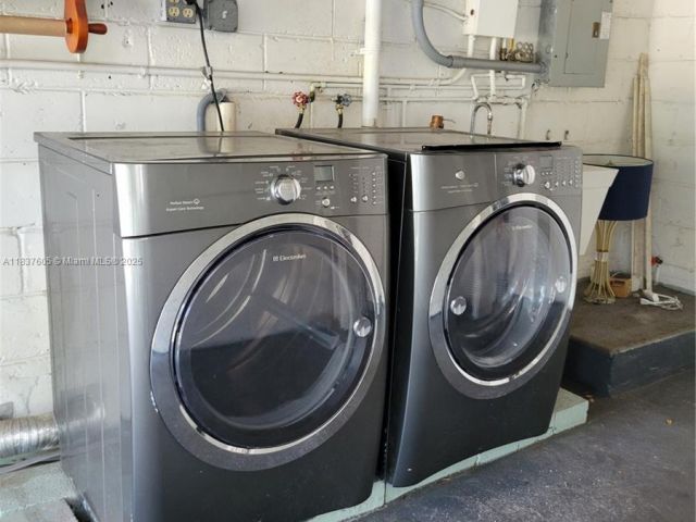 Home for rent at 828 NE 76th St - photo 6271741