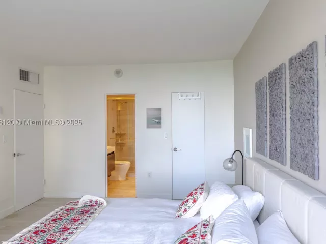 2-bedroom condo for sale in Bal Harbour - 10275 Collins Ave 634 - MondialRealty