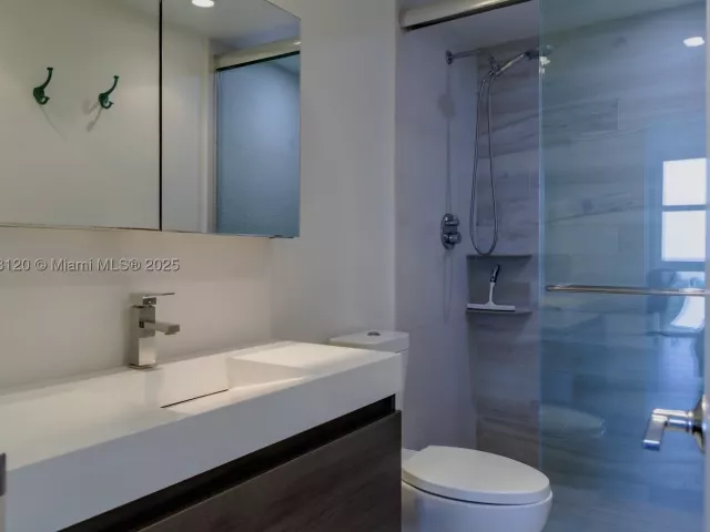 2-bedroom condo for sale in Bal Harbour - 10275 Collins Ave 634 - MondialRealty