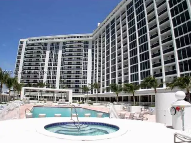 2-bedroom condo for sale in Bal Harbour - 10275 Collins Ave 634 - MondialRealty