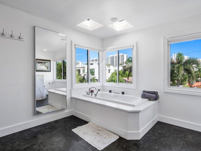 Home for sale at 811 SE 31st Street - photo 6272883