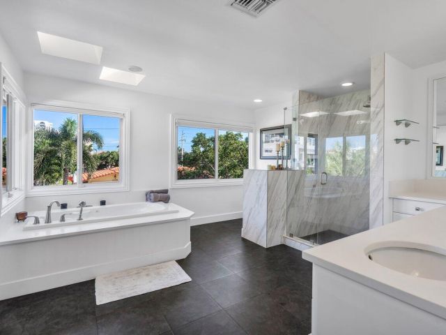 Home for sale at 811 SE 31st Street - photo 6272885