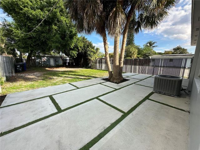 Home for rent at 1300 NW 7th Ter - photo 6272320