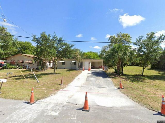 Home for sale at 894 SW 9th Ct - photo 6272144