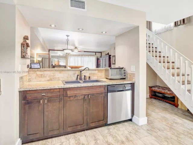 3-bedroom home for sale in Pembroke Pines - 9715 NW 23rd Ct - MondialRealty