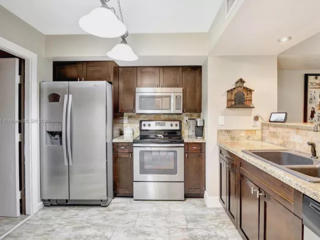 3-bedroom home for sale in Pembroke Pines - 9715 NW 23rd Ct - MondialRealty