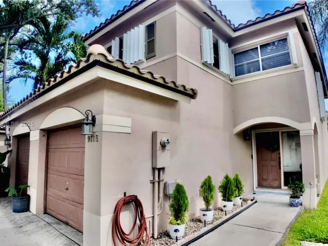3-bedroom home for sale in Pembroke Pines - 9715 NW 23rd Ct - MondialRealty