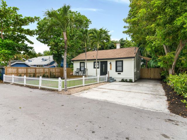 Home for sale at 713 NE 17th Rd - photo 6280490