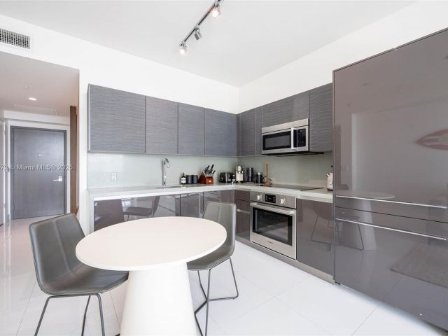 Apartment for rent  Unit #3805 - photo 6273321