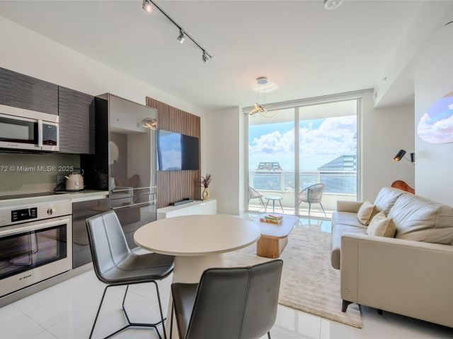 Apartment for rent  Unit #3805 - photo 6273323