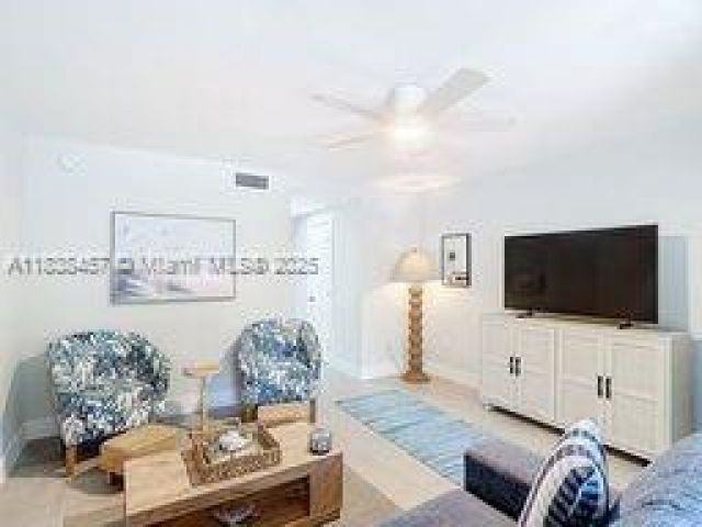 Home for rent at 350 Grapetree Dr 405 - photo 6275502