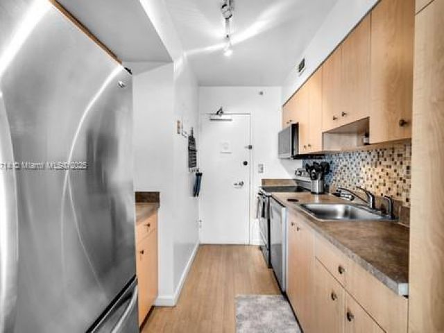 Apartment for rent  Unit #1006 - photo 6275618