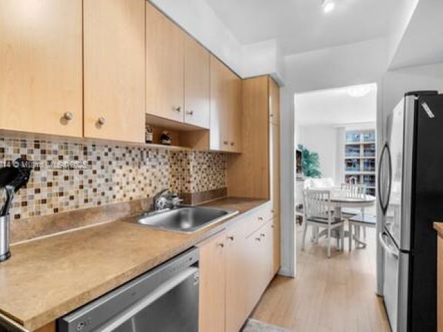 Apartment for rent  Unit #1006 - photo 6275619