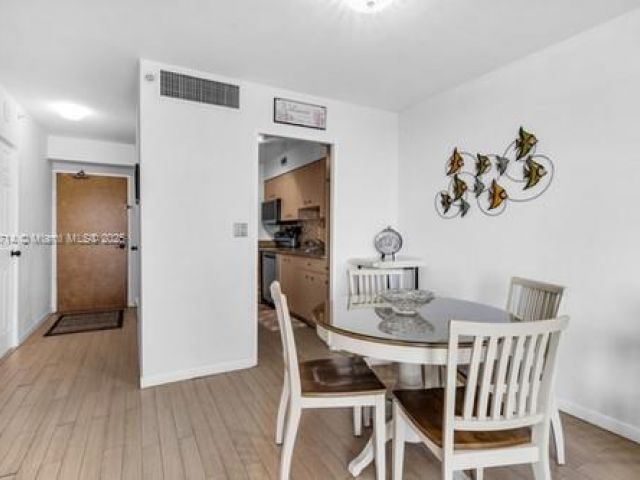 Apartment for rent  Unit #1006 - photo 6275621