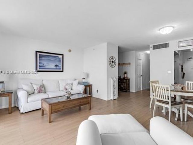 Apartment for rent  Unit #1006 - photo 6275622