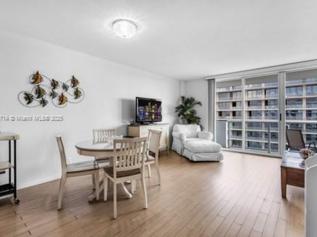 Apartment for rent  Unit #1006 - photo 6275623