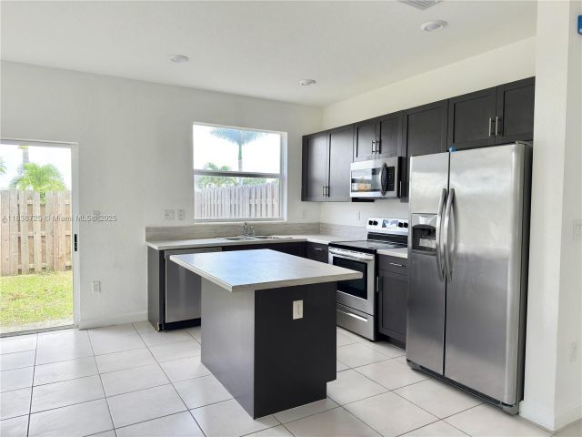 Home for rent at 2701 SE 15th St 0 - photo 6285173