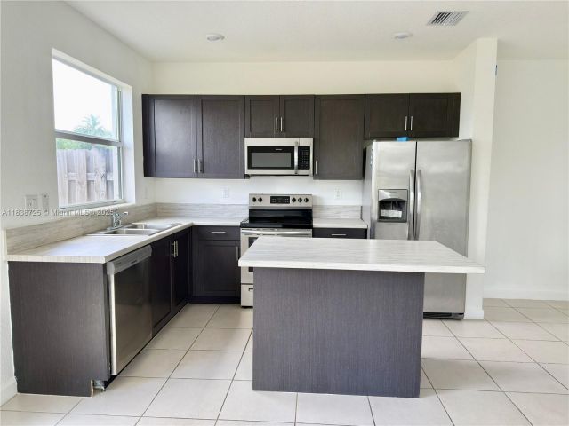 Home for rent at 2701 SE 15th St 0 - photo 6285175