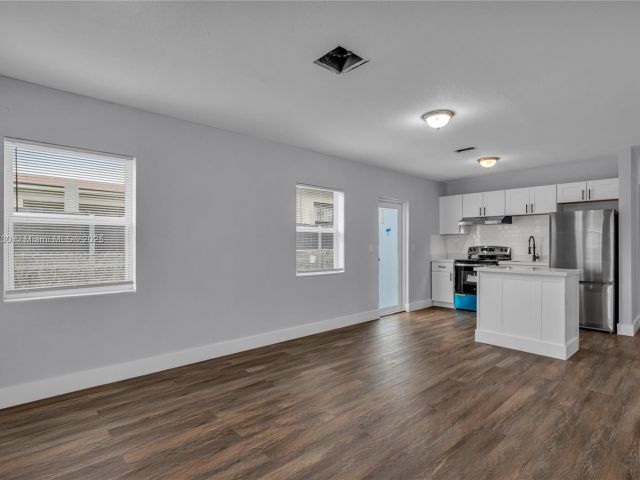 4-bedroom home for rent in Hollywood - 2243 Greene St A - MondialRealty