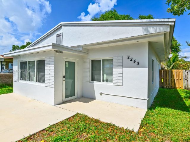 4-bedroom home for rent in Hollywood - 2243 Greene St A - MondialRealty