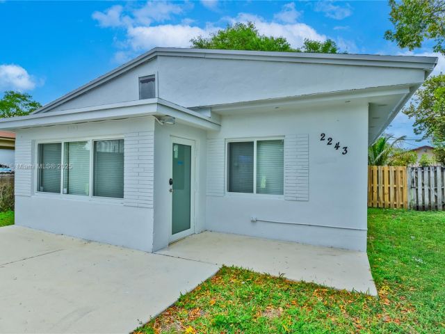 4-bedroom home for rent in Hollywood - 2243 Greene St A - MondialRealty